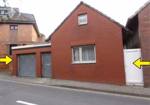 Zwangsversteigerung Einfamilienhaus in Pulheim, Brauweiler – Straßenansicht des Einfamilienhauses mit Garage und Eingangsbereich.