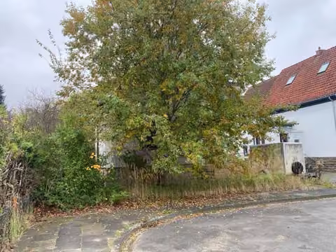 Zwangsversteigerung Einfamilienhaus in Lage – Ansicht aus Richtung Lortzingstraße über das vorgelagerte Flurstück 433.