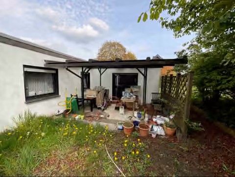 Zwangsversteigerung Einfamilienhaus in Rheurdt, Schaephuysen – Gartenansicht und überdachte Terrasse aus westlicher Richtung.