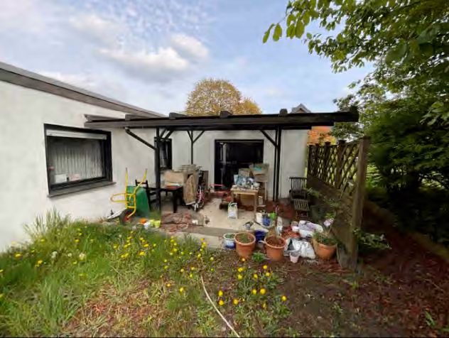 Zwangsversteigerung Einfamilienhaus in Rheurdt, Schaephuysen – Gartenansicht und überdachte Terrasse aus westlicher Richtung.