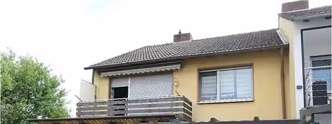 Zwangsversteigerung Zweifamilienhaus in Köln, Pesch – Rückseitige Gartenansicht mit Wintergarten, überdachter Terrasse und Balkon.