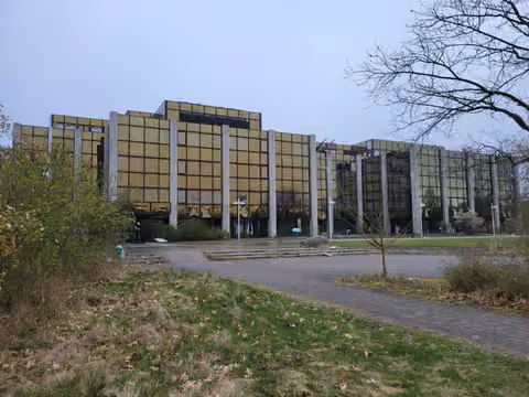 Zwangsversteigerung Grundstück in Paderborn, Elsen – Südansicht des Bürokomplexes Bürozentrum Almepark mit Vorhangfassade.