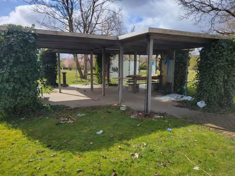 Zwangsversteigerung Grundstück in Paderborn, Elsen – Nord-Westansicht des Gebäudekomplexes mit vorgelagertem Freigelände.