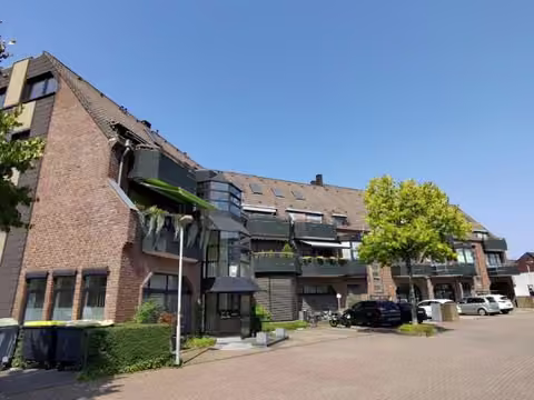 Zwangsversteigerung Eigentumswohnung in Tönisvorst, Vorst – Vorderansicht der Wohnanlage mit Hauseingangsbereich