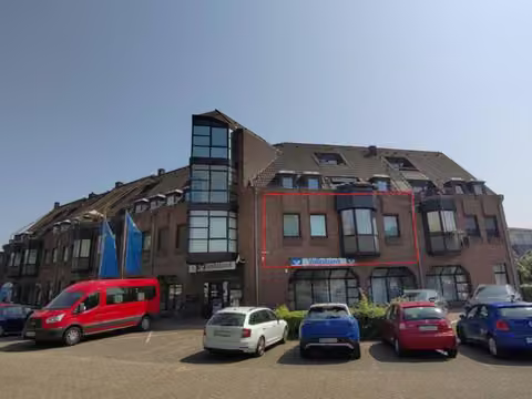 Zwangsversteigerung Eigentumswohnung in Tönisvorst, Vorst – Seitliche Straßenansicht des Gebäudes mit Kennzeichnung der Wohnungslage