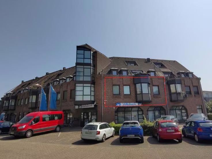 Zwangsversteigerung Eigentumswohnung in Tönisvorst, Vorst – Seitliche Straßenansicht des Gebäudes mit Kennzeichnung der Wohnungslage