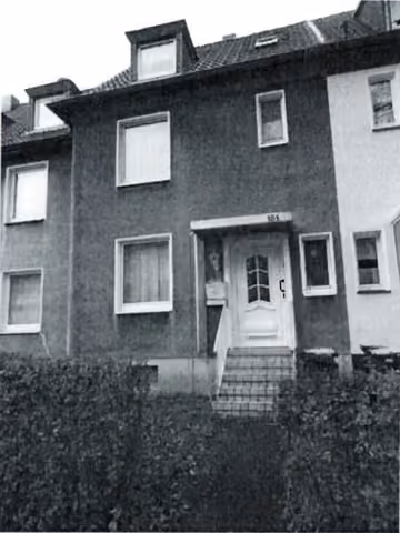 Zwangsversteigerung in Herne, Sodingen – Frontansicht des Reihenmittelhauses Wiescherstraße 101.