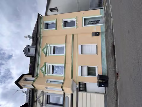 Zwangsversteigerung Zweifamilienhaus in Solingen, Wald – Straßenansicht des Reihenendhauses Ringstraße 8 in Solingen.