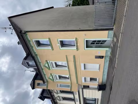 Zwangsversteigerung Zweifamilienhaus in Solingen, Wald – Straßenfassade und Giebelseite des Gebäudes.