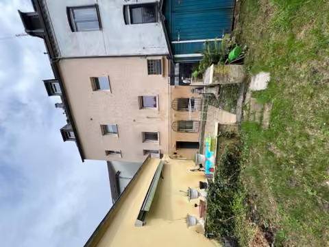 Zwangsversteigerung Zweifamilienhaus in Solingen, Wald – Gartenbereich und Rasenfläche des Grundstücks.