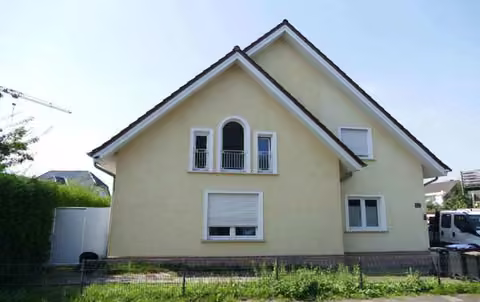 Zwangsversteigerung Einfamilienhaus in Steinfurt, Burgsteinfurt – Straßenansicht des freistehenden Einfamilienhauses mit Giebelfassade.