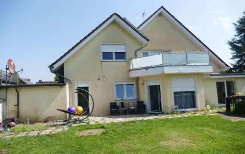 Zwangsversteigerung Einfamilienhaus in Steinfurt, Burgsteinfurt – Gartenansicht aus westlicher Richtung mit Dachterrasse und Anbau.