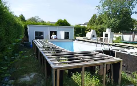 Zwangsversteigerung Einfamilienhaus in Steinfurt, Burgsteinfurt – Gartenbereich mit nicht fertiggestelltem Pool und Rohbau der Outdoor-Küche.