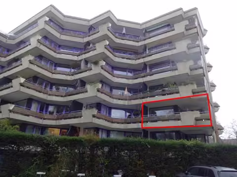 Zwangsversteigerung Eigentumswohnung in Krefeld, Bockum – Rückansicht des Wohnkomplexes mit farblicher Markierung der Wohnung im 2. Obergeschoss.