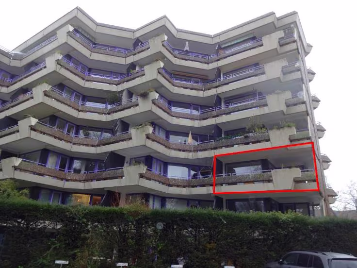 Zwangsversteigerung Eigentumswohnung in Krefeld, Bockum – Rückansicht des Wohnkomplexes mit farblicher Markierung der Wohnung im 2. Obergeschoss.