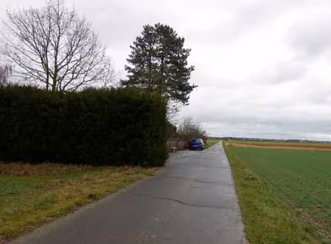 Zwangsversteigerung in Erftstadt, Herrig – Blick von der Reylestraße in den Wirtschaftsweg Am Marienkreuz zum Flurstück.