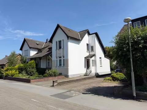 Zwangsversteigerung Doppelhaushälfte in Isselburg – Straßenansicht der Doppelhaushälfte mit Einfahrt und Vorgarten.