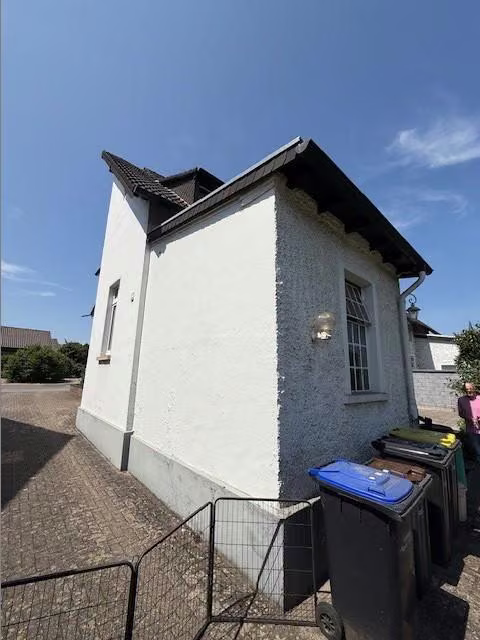 Zwangsversteigerung Doppelhaushälfte in Isselburg – Giebelansicht des Einfamilienhauses mit angrenzender Zuwegung.