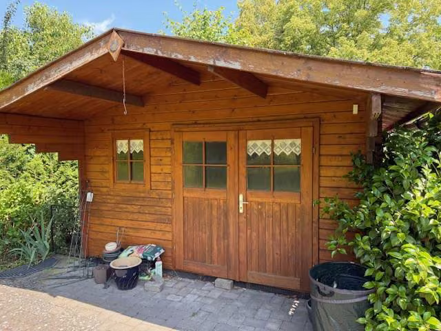 Zwangsversteigerung Doppelhaushälfte in Isselburg – Freistehendes Holz-Gartenhaus auf dem Grundstück.