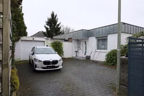 Zwangsversteigerung Einfamilienhaus in Steinfurt, Burgsteinfurt – Ansicht der gepflasterten Hofeinfahrt zur Garage.
