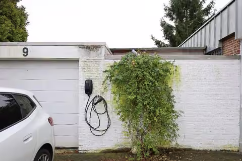 Zwangsversteigerung Einfamilienhaus in Steinfurt, Burgsteinfurt – Ansicht der installierten Wallbox an der Garagenwand.