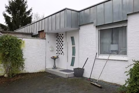 Zwangsversteigerung Einfamilienhaus in Steinfurt, Burgsteinfurt – Nahaufnahme des Hauseingangsbereichs des Bungalows.