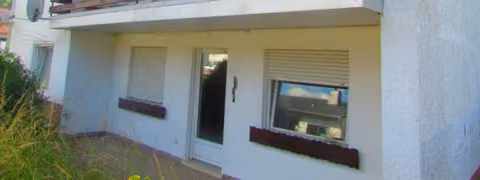 Zwangsversteigerung Einfamilienhaus in Ransbach-Baumbach, Ransbach – Seiten- und Frontansicht des Wohnhauses mit verschieferter Giebelseite.