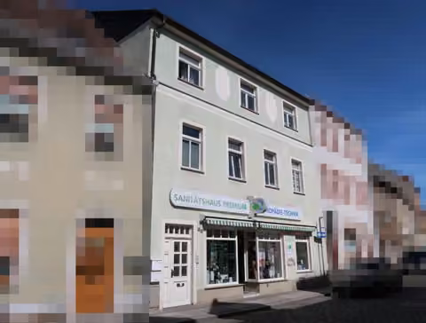 Zwangsversteigerung Eigentumswohnung in Großenhain – Gesamtansicht des Wohn- und Geschäftshauses Meißner Straße 22 von der Straßenseite.