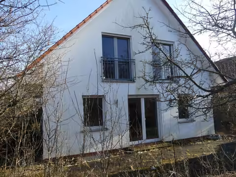 Zwangsversteigerung Einfamilienhaus in Wilsdruff, Kesselsdorf – Vorderansicht des freistehenden Einfamilienhauses mit Hauseingang und Vorgarten.