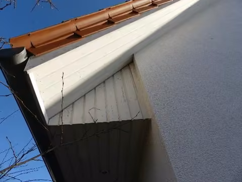 Zwangsversteigerung Einfamilienhaus in Wilsdruff, Kesselsdorf – Detailaufnahme des renovierungsbedürftigen Holzwerks an der Traufe.