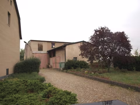 Zwangsversteigerung Zweifamilienhaus in Radebeul, Kötzschenbroda – Straßenseitige Gesamtansicht des Zweifamilienhauses aus Richtung Süden.