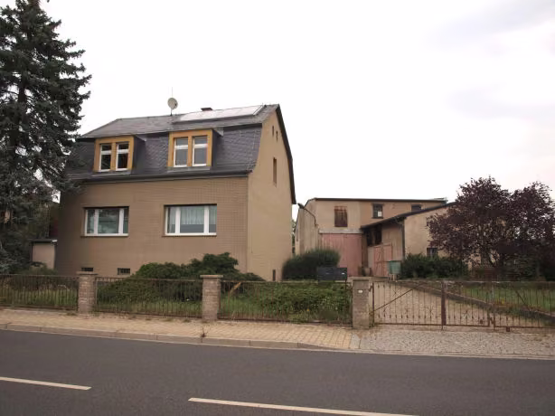 Zwangsversteigerung Zweifamilienhaus in Radebeul, Kötzschenbroda – Straßenseitige Ansicht der massiven Nebengebäude aus Richtung Süden.