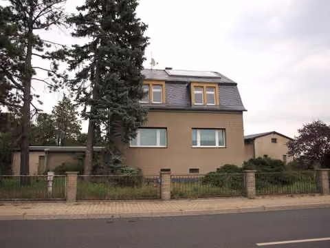 Zwangsversteigerung Zweifamilienhaus in Radebeul, Kötzschenbroda – Fernansicht des Gebäudeensembles von der Straße aus im Außenbereich.