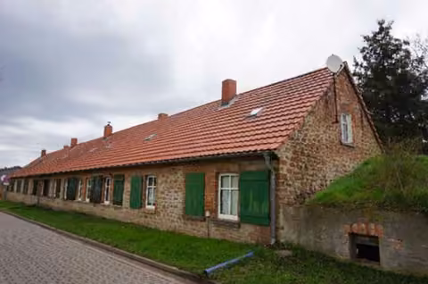 Zwangsversteigerung Mehrfamilienhaus in Hohe Börde, Schackensleben – Straßenansicht des Wohngebäudes Am Sportplatz 14, 15, 16, 17.