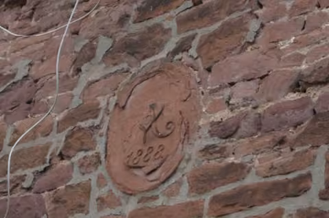 Zwangsversteigerung Mehrfamilienhaus in Hohe Börde, Schackensleben – Vorderansicht des Wohnhauses Am Sportplatz 12.