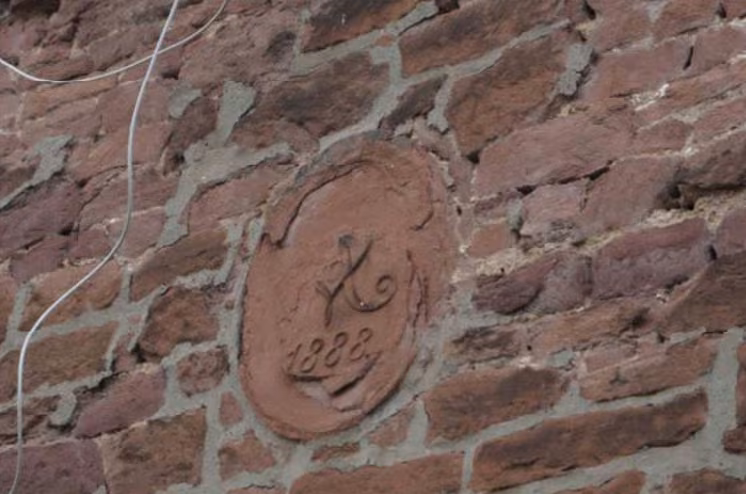 Zwangsversteigerung Mehrfamilienhaus in Hohe Börde, Schackensleben – Vorderansicht des Wohnhauses Am Sportplatz 12.