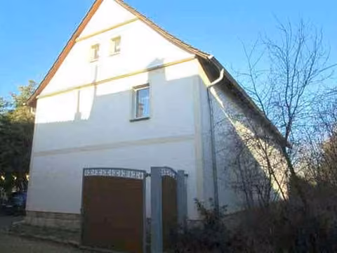 Zwangsversteigerung Landwirtschaft in Goseck, Markröhlitz – Vorderansicht des Wohngebäudes Nr. 1 mit Eingangsbereich