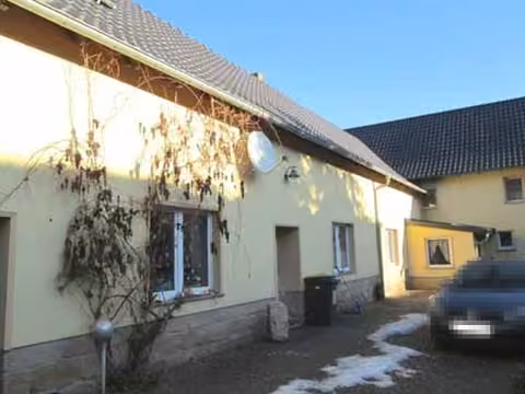 Zwangsversteigerung Landwirtschaft in Goseck, Markröhlitz – Hofansicht von Wohngebäude Nr. 2 mit Solarthermie auf dem Dach