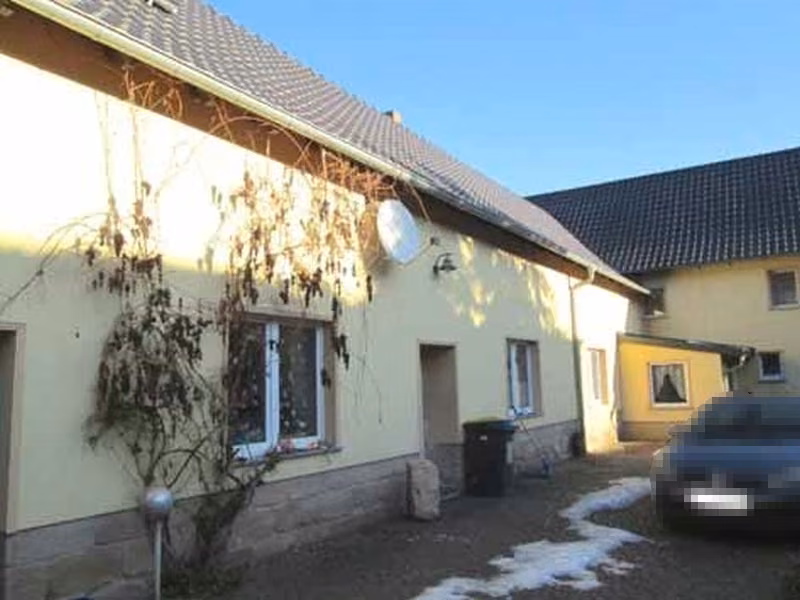 Zwangsversteigerung Landwirtschaft in Goseck, Markröhlitz – Hofansicht von Wohngebäude Nr. 2 mit Solarthermie auf dem Dach