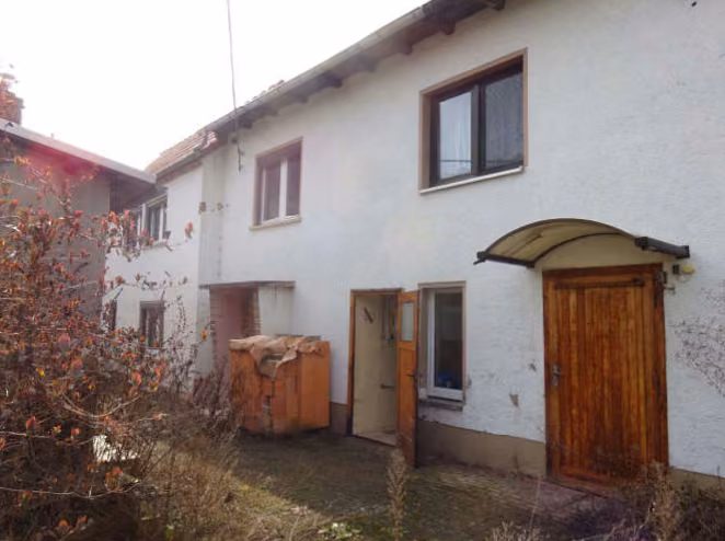 Zwangsversteigerung Einfamilienhaus in Teuchern, Nessa – Rückwärtige Hofansicht des Wohnhauses aus nordöstlicher Richtung.