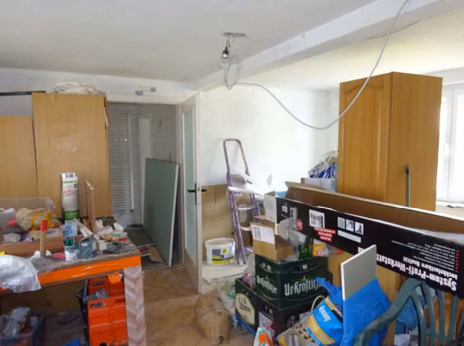 Zwangsversteigerung Einfamilienhaus in Teuchern, Nessa – Wohnraum im Erdgeschoss im unfertigen Rohbauzustand.