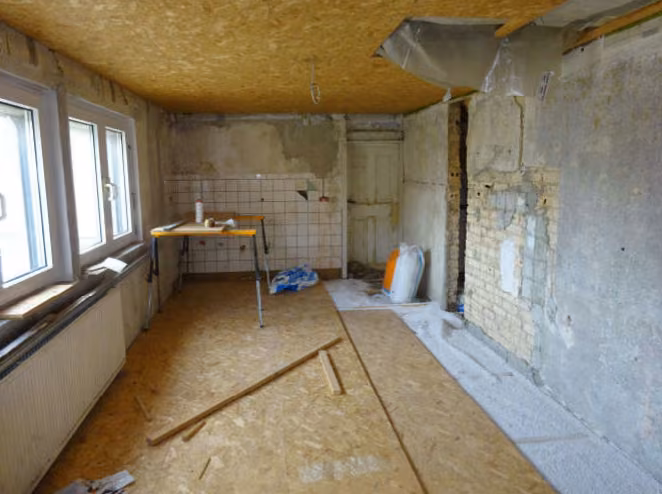 Zwangsversteigerung Einfamilienhaus in Teuchern, Nessa – Wohnraum im Obergeschoss mit OSB-Böden und unverputzten Wänden.