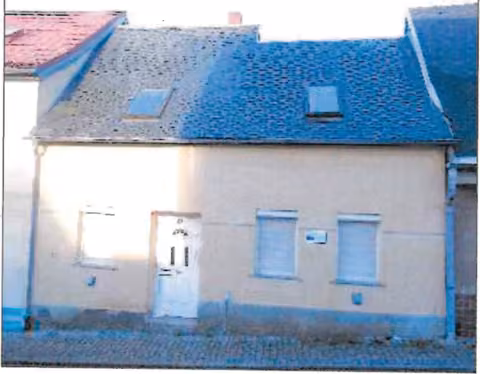 Zwangsversteigerung Einfamilienhaus in Ronneburg – Straßenansicht des eingeschossigen Wohnhauses Mühlenstraße 22 in Ronneburg.