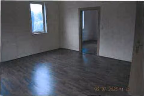 Zwangsversteigerung Zweifamilienhaus in Steinbach-Hallenberg, Altersbach – Innenansicht Zimmer im Obergeschoss mit Laminatboden.
