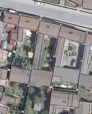 Zwangsversteigerung Zweifamilienhaus in Tüttleben – Katasterplan und Luftbild mit Kennzeichnung des Hauptgebäudes, Anbaus und der Scheune.
