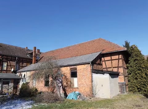 Zwangsversteigerung Einfamilienhaus in Waldeck – Nordwestansicht des ehemaligen Landgasthofes und Wohnhauses an der Dorfstraße.