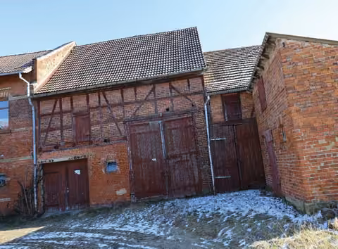 Zwangsversteigerung Einfamilienhaus in Waldeck – Ostansicht des Scheunengebäudes mit sichtbarem Sanierungsrückstau.