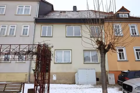 Zwangsversteigerung Einfamilienhaus in Königsee – Ostansicht des Reihenmittelhauses mit Hauseingang an der Marktstraße.