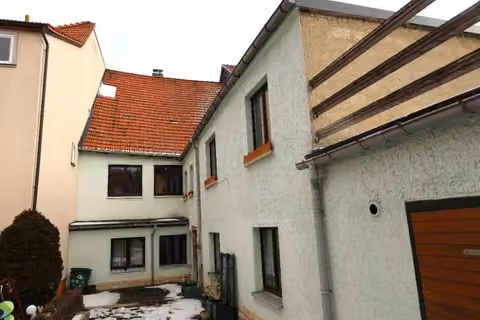 Zwangsversteigerung Einfamilienhaus in Königsee – Westansicht der rückwärtigen Gebäudeseite mit Anbau.