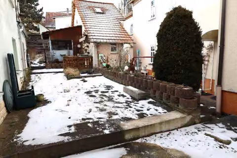 Zwangsversteigerung Einfamilienhaus in Königsee – Blick über die befestigte Hoffläche in Richtung Garten.